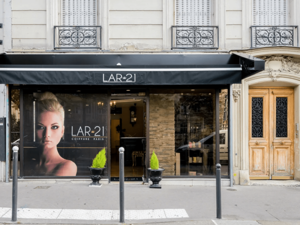 Façade d'un salon de coiffure à vendre.
