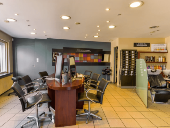 Salon de coiffure et esthétique de 120 m² à vendre à Arras.