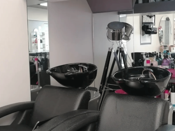 Salon de coiffure à Lamballe, emplacement central et potentiel.