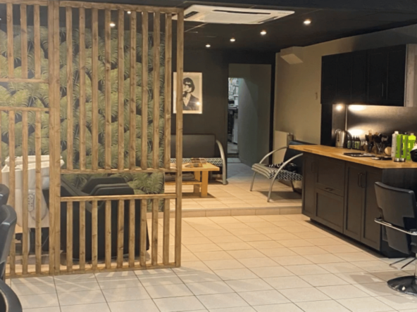 Salon de coiffure centre-ville – 100 m², 6 postes, 2 bacs