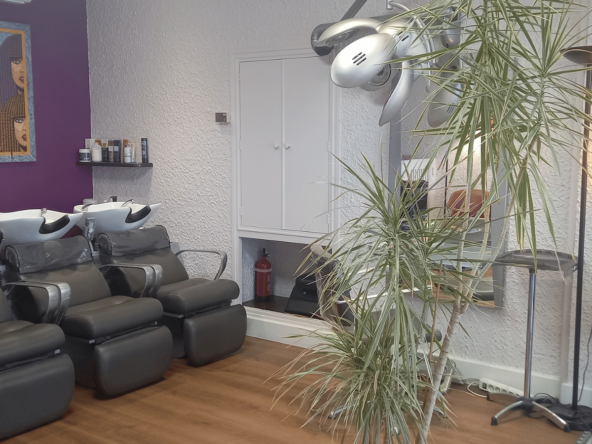 Salon de coiffure à vendre, emplacement stratégique en village dynamique. 50 m²,