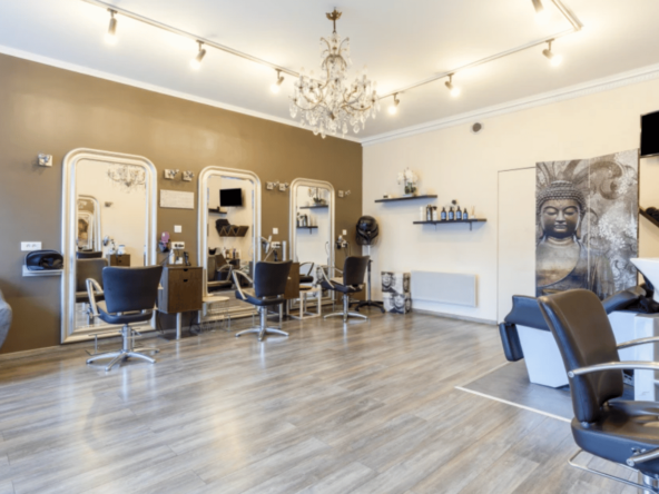 Salon de coiffure à Gargenville, bien situé avec parking. Clientèle jeune et fidèle, spécialisé en mèches et soins. Fort potentiel, à saisir vite !