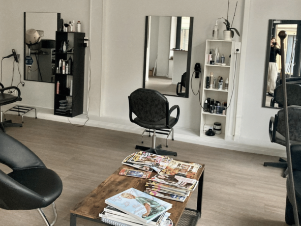 Salon de coiffure mixte en ville touristique, emplacement idéal, clientèle fidèle, parking gratuit.