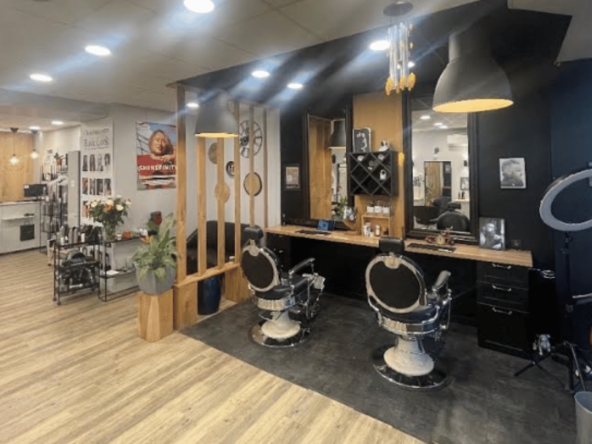 Salon de coiffure moderne rénové en 2019 avec clientèle fidèle, terrasse privative et parking. Chiffre d'affaires supérieur à 100 000 euros.