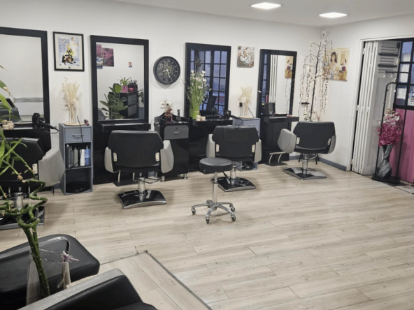 Salon de coiffure à vendre, secteur dynamique, parking à proximité, matériel complet, 55 000 euros de CA,