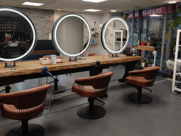 Salon de coiffure de 140 m² avec clientèle jeune, réputé pour les changements et le travail du blond, 80 000 € de CA, prix de vente 60 000 €