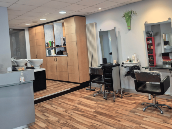 Salon de coiffure de 118 m² en Côte Chalonnaise, clientèle fidèle, bien équipé, climatisation, parking, fort potentiel.
