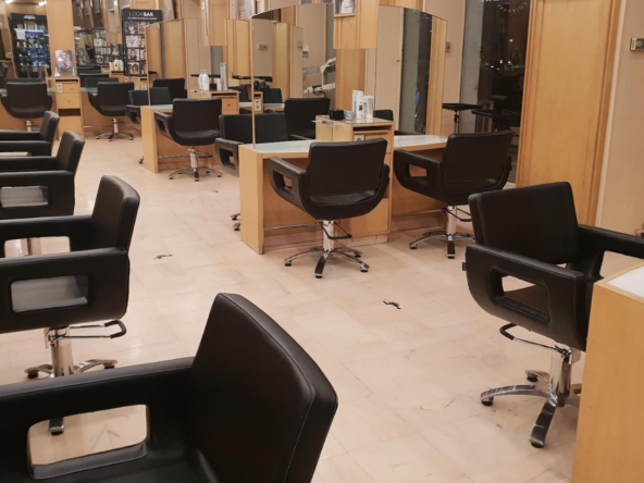Salon historique à Grenoble, emplacement prestigieux, 116 m², 24 postes, 7 bacs, clientèle fidèle. Opportunité unique à 150 000 €.