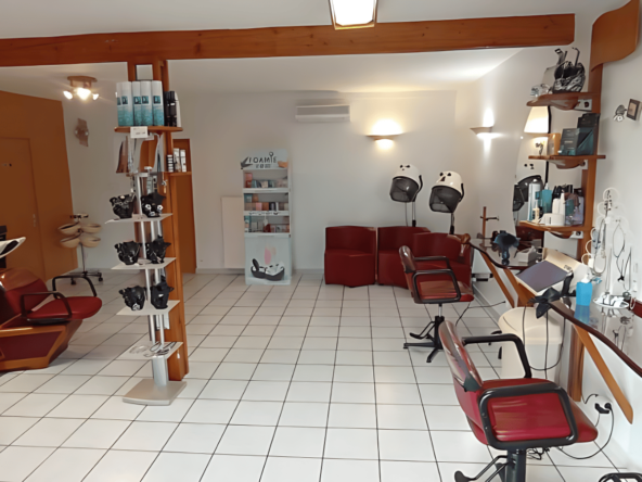Salon de coiffure avec service de perruques médicales, situé rue commerçante, stationnement facile
