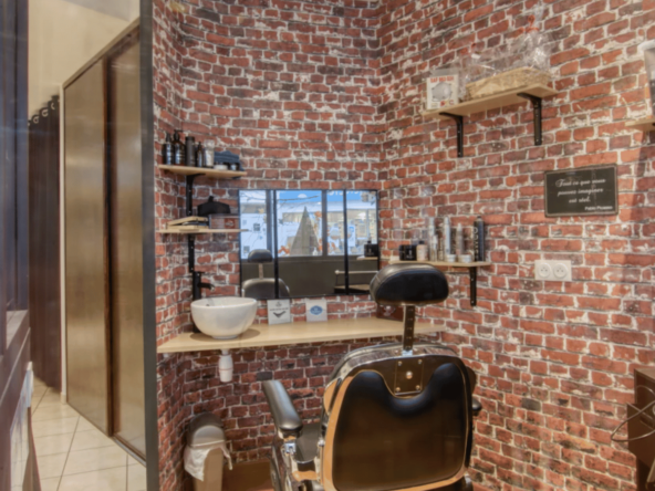 Salon familial dans les Côtes d'Armor, bien situé avec parking et accès handicapé. CA 80K€, loyer 750€. Ambiance conviviale. Prix 48 000€.