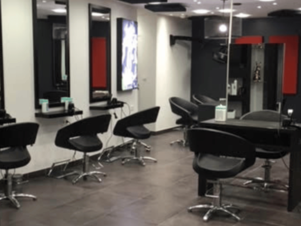 Salon de coiffure à vendre en centre-ville avec 100 m², 10 postes, 4 bacs, 240 000 € de CA, loyer 1500 €. Emplacement idéal avec parking, équipements modernes.