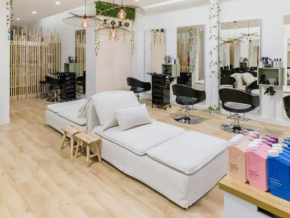 Salon XOXO COIFFURE à vendre, 75m², 10 postes, 3 bacs massants, rénové, équipements modernes, chiffre d'affaires de 120 000€, prix de vente 150 000€.