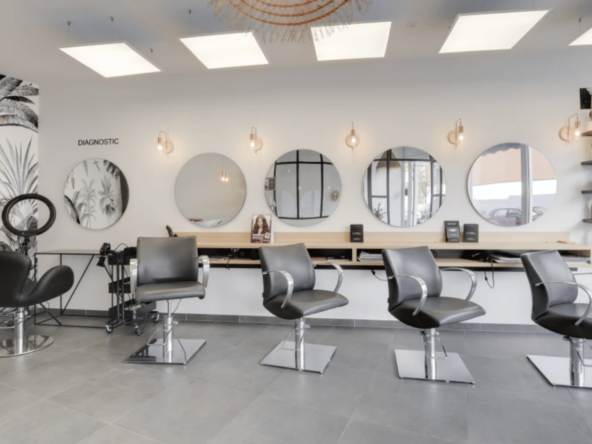 Salon de coiffure haut de gamme, emplacement stratégique, clientèle aisée et fidèle, produits premium, fort potentiel.