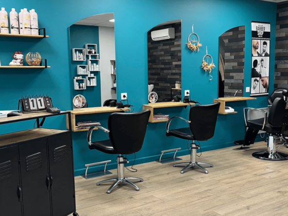 Salon de coiffure à fort potentiel – Emplacement stratégique sur axe passant, 40 m² lumineux et climatisés, 3 postes dont 1 barbier, parking privé