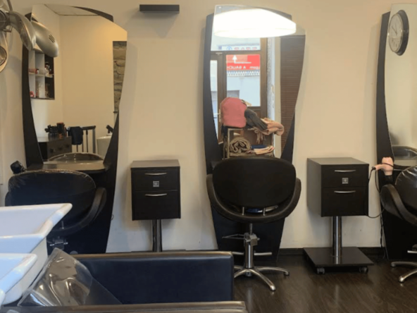 Salon de coiffure à vendre à Roche la Molière, 25 ans d'activité, 2 bacs massants, 3 postes, réservation en ligne. Chiffre d'affaires 48 000 €, loyer 320 €.