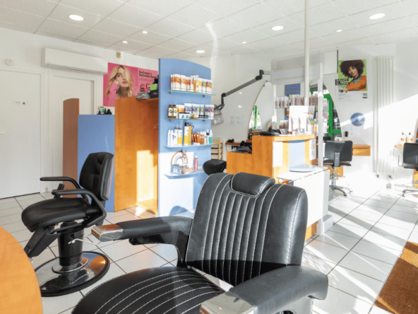 À vendre, salon de coiffure mixte de 29 m² dans un quartier en développement. 5 postes, 2 bacs, CA 89 000 €, loyer 846 €. Fort potentiel. Prix : 45 000 €.