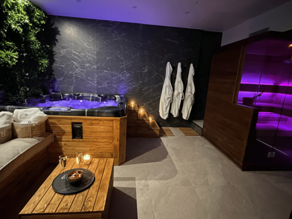 À vendre, institut de beauté de 90 m² avec spa privatif, 3 postes de manucure, 2 postes de pédicure, et fort potentiel de développement. Prix de vente 210 000 €.