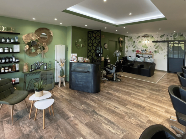 salon de coiffure rénové en 2023, situé à 30 min de Caen. Clientèle fidèle, ambiance conviviale, équipe expérimentée. Rentabilité prouvée, prix attractif.