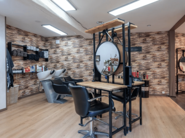 salon de coiffure refait à neuf, clientèle fidèle, emplacement idéal sans concurrence directe. Prise de rdv en ligne, potentiel de développement. Prix attractif.