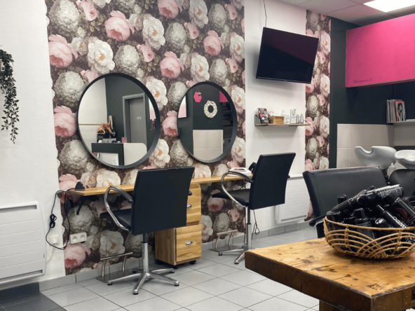 Salon de coiffure en galerie E.Leclerc avec 8 000 clients fidèles. Équipe stable, pas de travaux à prévoir. CA 130K€, loyer 1 560€ TTC. À vendre 85 000€.
