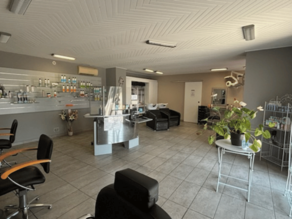 À vendre : Salon mixte en centre bourg, clientèle fidèle, parking privé, 5 postes, 2 bacs électriques récents, climatisé. CA 69 000€ HT. Prix : 55 000€.