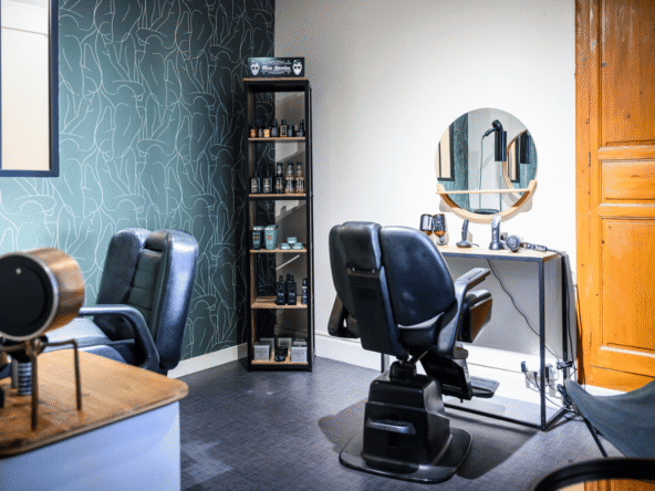 Salon de coiffure de 90m² entièrement rénové, ambiance intimiste, terrasse privative. Emplacement idéal en zone piétonne. À vendre 85 000€.