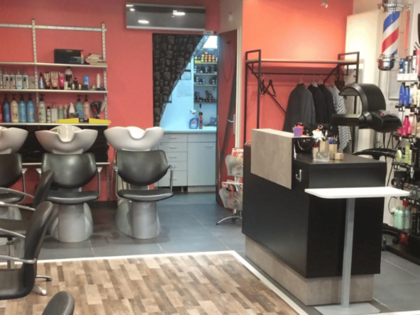 Salon de coiffure mixte à vendre près de Nancy, dans un centre commercial dynamique. Emplacement stratégique, clientèle fidèle depuis 20 ans