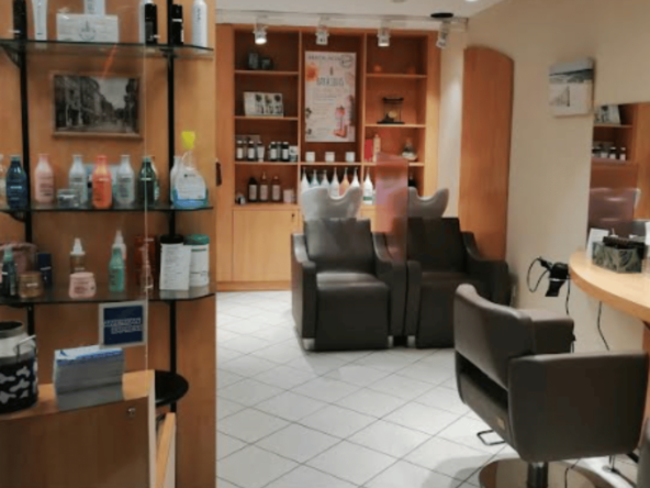 Salon de coiffure à vendre au Pouligen, proche de La Baule, avec une clientèle fidèle depuis 24 ans. Emplacement idéal près du port.