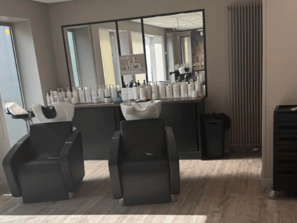 À vendre, salon de coiffure lumineux refait à neuf en 2022, situé dans un village dynamique, 80 m², 6 postes, 2 bacs, CA 77 000 €. Prix : 60 000 €.