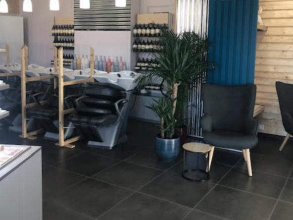 À vendre : salon de coiffure et institut de beauté entièrement équipé, sans travaux. Clientèle fidèle, étage dédié à l’esthétique. Opportunité clé en main à saisir !
