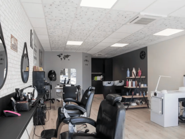 salon de coiffure mixte avec barber, maquillage et onglerie. Entièrement rénové, clientèle fidèle, réservation en ligne, équipements de qualité.