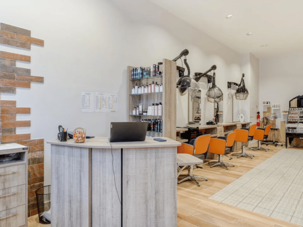Salon de coiffure de 158 m² à Vélizy-Villacoublay, bien situé avec parking gratuit. Clientèle fidèle, produits naturels. CA 145K€ HT. Prix : 129 000 €.