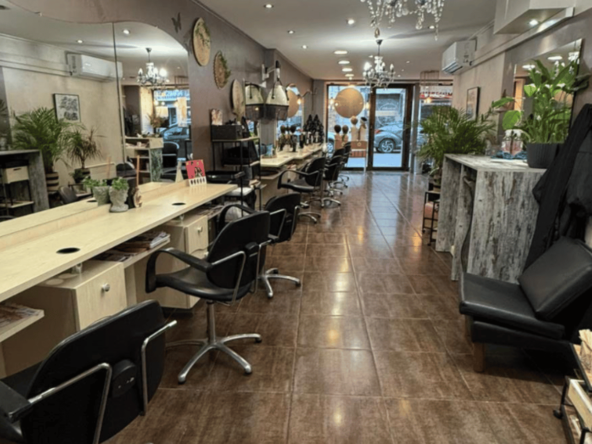 Salon de coiffure en centre-ville, clientèle fidèle depuis 25 ans, 75 m² + 75 m² de dépendance à exploiter. 4 bacs, 8 postes, CA 150K€. Prix de vente : 79 000 €.