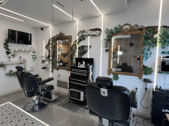 Salon de coiffure design avec vue sur mer, emplacement numéro un, clientèle jeune et solvable. CA 165 000 €, loyer 1 500 €, prix de vente 150 000 €.