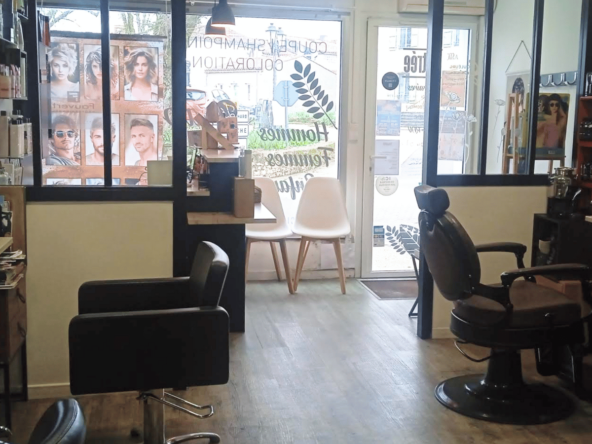 Salon de coiffure à vendre en Vendée, emplacement idéal avec parking gratuit, clientèle fidèle, coin barber, loyer 330 €/mois. Prix de vente : 30 000 €.