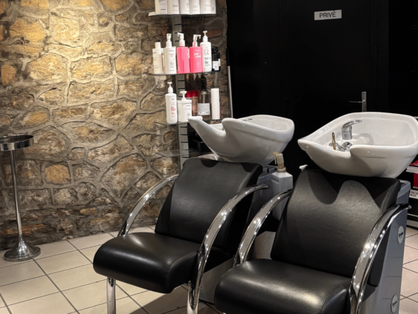 Salon Marc Alan Coiffure, un incontournable de Lyon 2. Ambiance amicale, techniques modernes, 40m², 3 bacs, 7 postes. CA 120K€ HT. Loyer 380€. Prix : 75 000€.