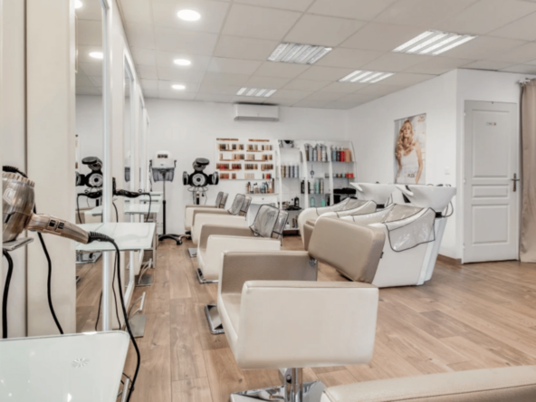 À vendre, salon de coiffure mixte de 92 m², clientèle fidèle, très bonne réputation, équipements modernes, loyer de 1 100 €, prix de vente 100 000 €.