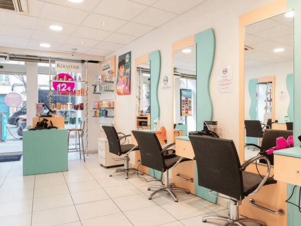 Salon de coiffure de 61m², 3 bacs, 8 postes, rénové il y a moins de 3 ans. Spécialités : lissages brésiliens, colorations, balayages. CA de 247K€, prix de vente 100K€.