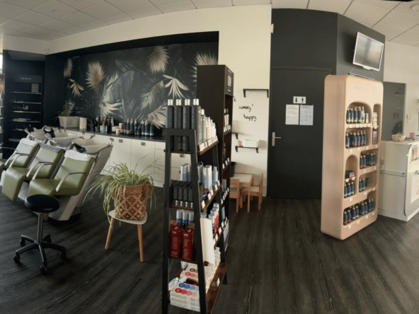À vendre : Salon de coiffure 105 m², équipé, en zone commerciale avec parking. Clientèle fidèle, CA 190 000 € HT. Prix : 125 000 €.