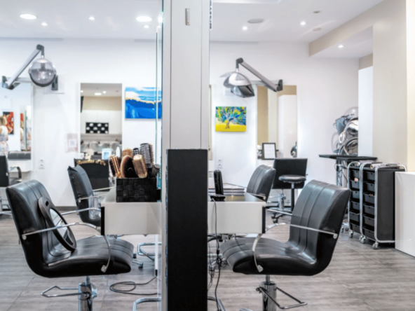 Salon de coiffure mixte haut de gamme au Chesnay-Rocquencourt, 130 m², 12 postes, 4 bacs, équipe en place, clientèle fidèle. À reprendre pour 160 000 €. Belle opportunité !