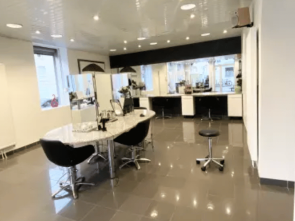 À vendre salon de coiffure rénové à Nancy, 82 m², 3 bacs, 4 postes, clientèle fidèle, équipe en place. Emplacement idéal. Prix : 50 000 €. Opportunité à saisir !