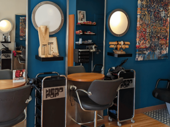 Salon de coiffure central face à un monument historique, clientèle fidèle, CA 77K €, loyer 785 €, prix de vente 65K €. Opportunité rare, fort potentiel.