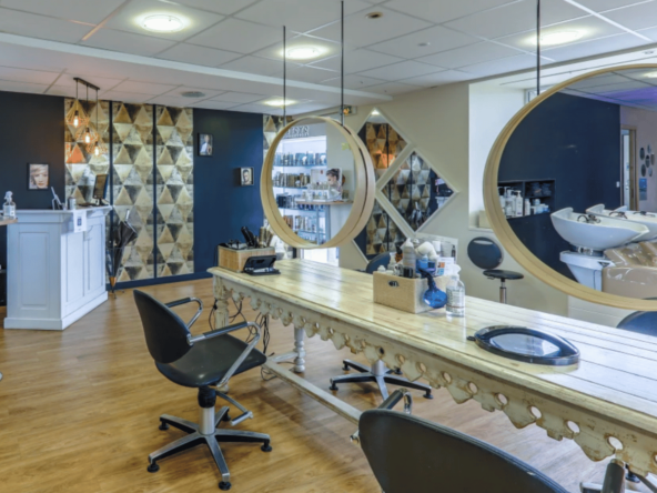 Salon de coiffure de 85 m² avec vue sur un port de plaisance. Équipé de 3 bacs, 6 postes, 1 cabine, terrasse, parking, et CA de 130 000 €. Prix de vente : 85 000 €.