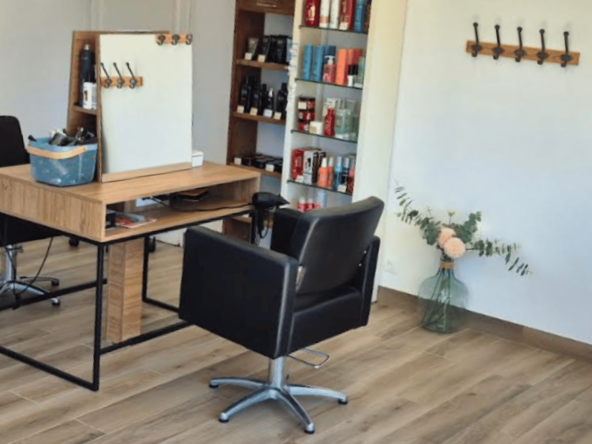 Salon de coiffure lumineux et clé en main en zone rurale, avec clientèle fidèle et aisée. Entièrement rénové et équipé, prêt à fonctionner. CA 113 000 € HT, loyer 850 € HT, prix de vente 49 000 €. Belle opportunité à saisir !