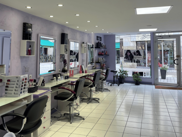 Salon lumineux de 66 m² à Besançon, emplacement stratégique, clientèle fidèle, équipements complets. Belle opportunité clé en main à saisir !