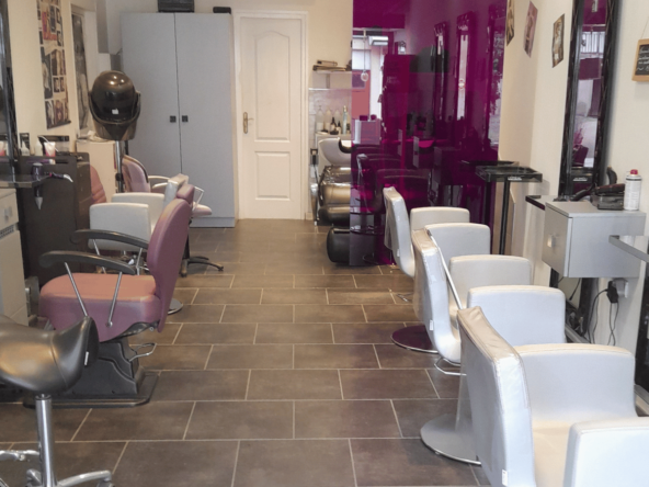 Salon de coiffure lumineux de 60 m² dans une ville thermale dynamique. Clientèle locale et curiste fidèle, équipements complets, faible loyer, fort potentiel de développement.