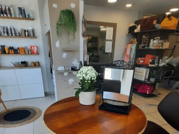 À vendre à la sortie du centre-ville : salon de coiffure indépendant avec parking privé, clientèle fidèle et fort potentiel de développement grâce à 500 logements en construction à proximité.
