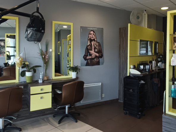 À vendre : salon de coiffure de 52 m² situé sur une commune du littoral, sans concurrence locale, avec clientèle fidèle et touristique. Salon équipé, prêt à travailler, fort potentiel de développement.
