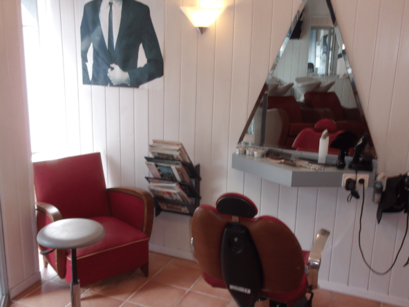 salon de coiffure sans concurrence dans un quartier en plein renouveau, à 300 m du centre-ville. Clientèle fidèle, aucun travaux à prévoir, fort potentiel avec 100 logements neufs à venir.