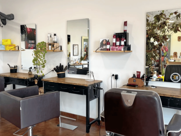 Salon lumineux de 70 m² avec 5 postes, 3 bacs, parking privé et forte clientèle. CA 187 220 €. Idéal pour s’installer sans travaux. À saisir rapidement !